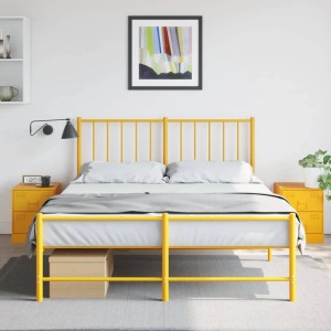 Gelbe vidaXL Nachttische (2 Stk.) aus Stahl neben einem Bett im Schlafzimmer.
