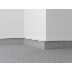 Weiße Teppichleiste (50 mm) mit Steg für sauberen Übergang zwischen Teppich und Wand.