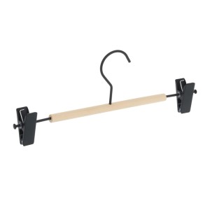Hosenbügel aus hellem Lotusholz mit schwarzem Metallhaken und breitenverstellbaren Clips für Hosen und Röcke.