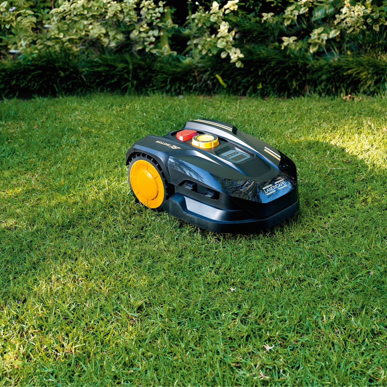 LandXcape Mähroboter LX790 auf Rasen. Rasenmäher Roboter mit gelben Akzenten.