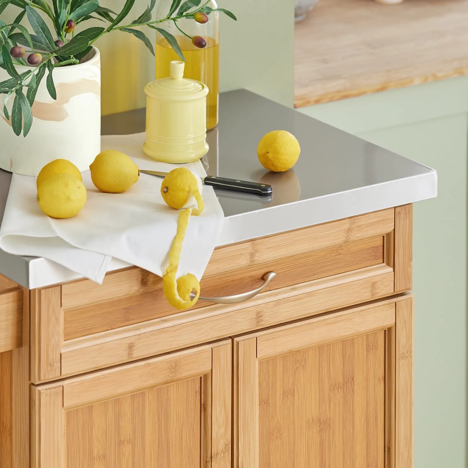 SoBuy Küchenwagen aus Bambus mit Edelstahltop, mit Zitrone dekoriert.