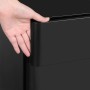 Detailaufnahme: Hand öffnet Schublade des schwarzen Songmics Büroschranks mit Rollen.