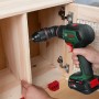 Bosch Akku-Bohrschrauber Advanced Drill 18 V-80 Solo beim Bohren in Holzmöbel.