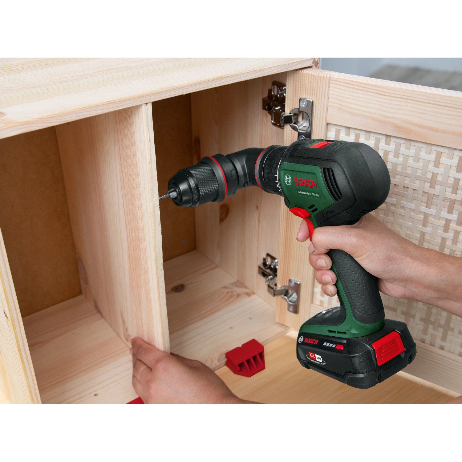 Bosch Akku-Bohrschrauber Advanced Drill 18 V-80 Solo beim Bohren in Holzmöbel.