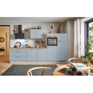 Pastellblaue pino Küchenzeile, 330 cm, mit Geräten und Eichen-Arbeitsplatte.