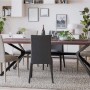 Esstisch mit schwarzem Metallgestell und Holzplatte, umgeben von Stühlen im Wohnzimmer.
