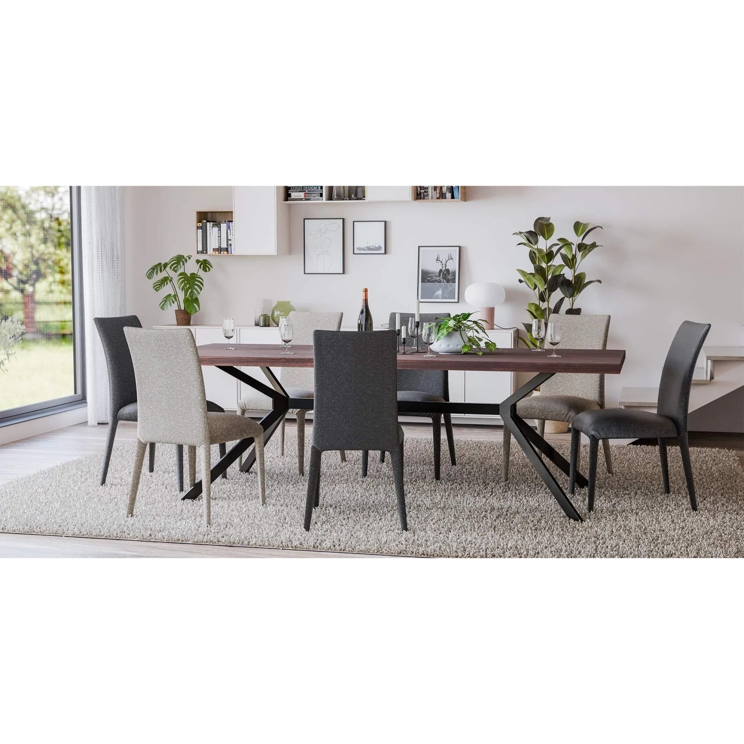 Esstisch mit schwarzem Metallgestell und Holzplatte, umgeben von Stühlen im Wohnzimmer.