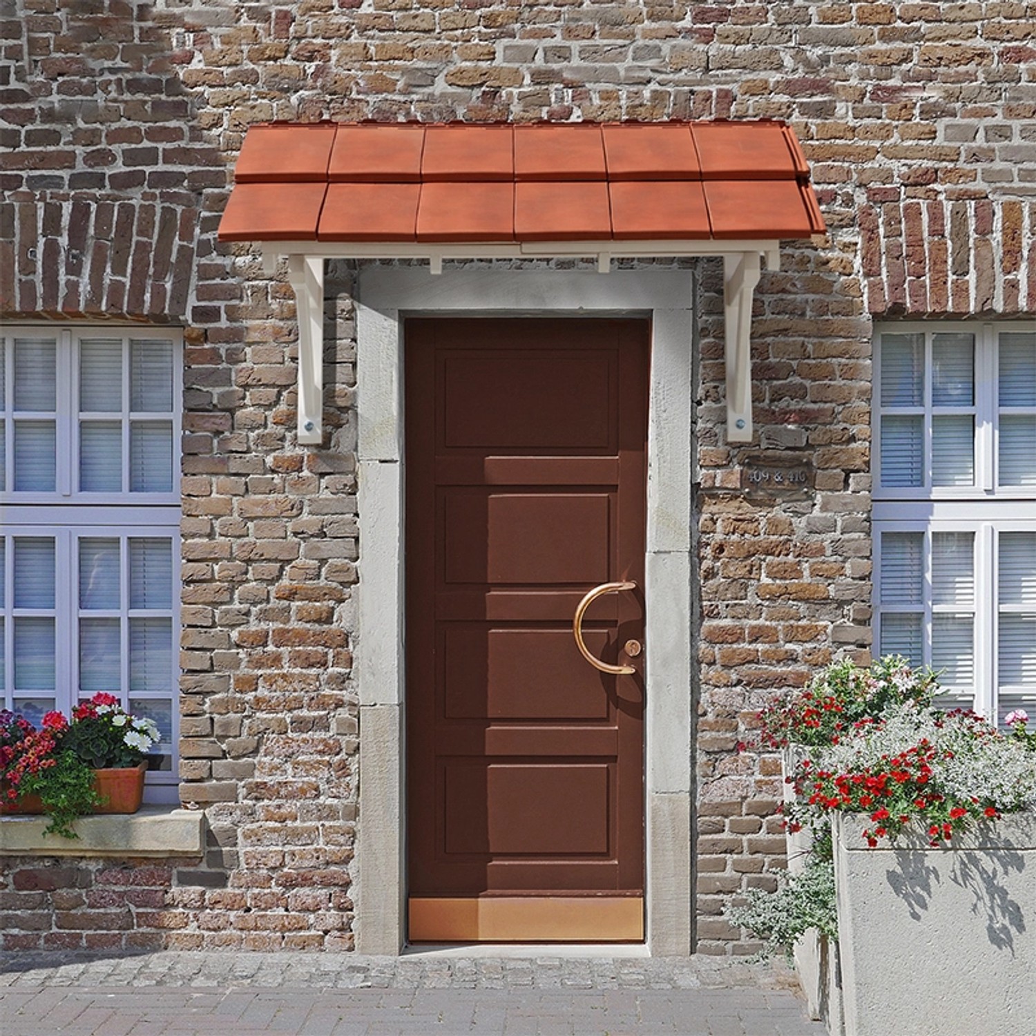 Kordo Vordach 139cm aus Holz über einer braunen Haustür mit roter Dacheindeckung.