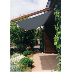Anthrazitfarbenes Peddy Shield Sonnensegel mit Seilspanntechnik, 330x200 cm, montiert im Garten.