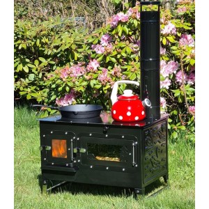 ECOfoxx Outdoor Pizzaofen Rosalie mit Kochfeld und Schornstein im Garten.