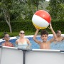 Bestway Stahlrahmen Pool mit Familie und Wasserball im Garten.