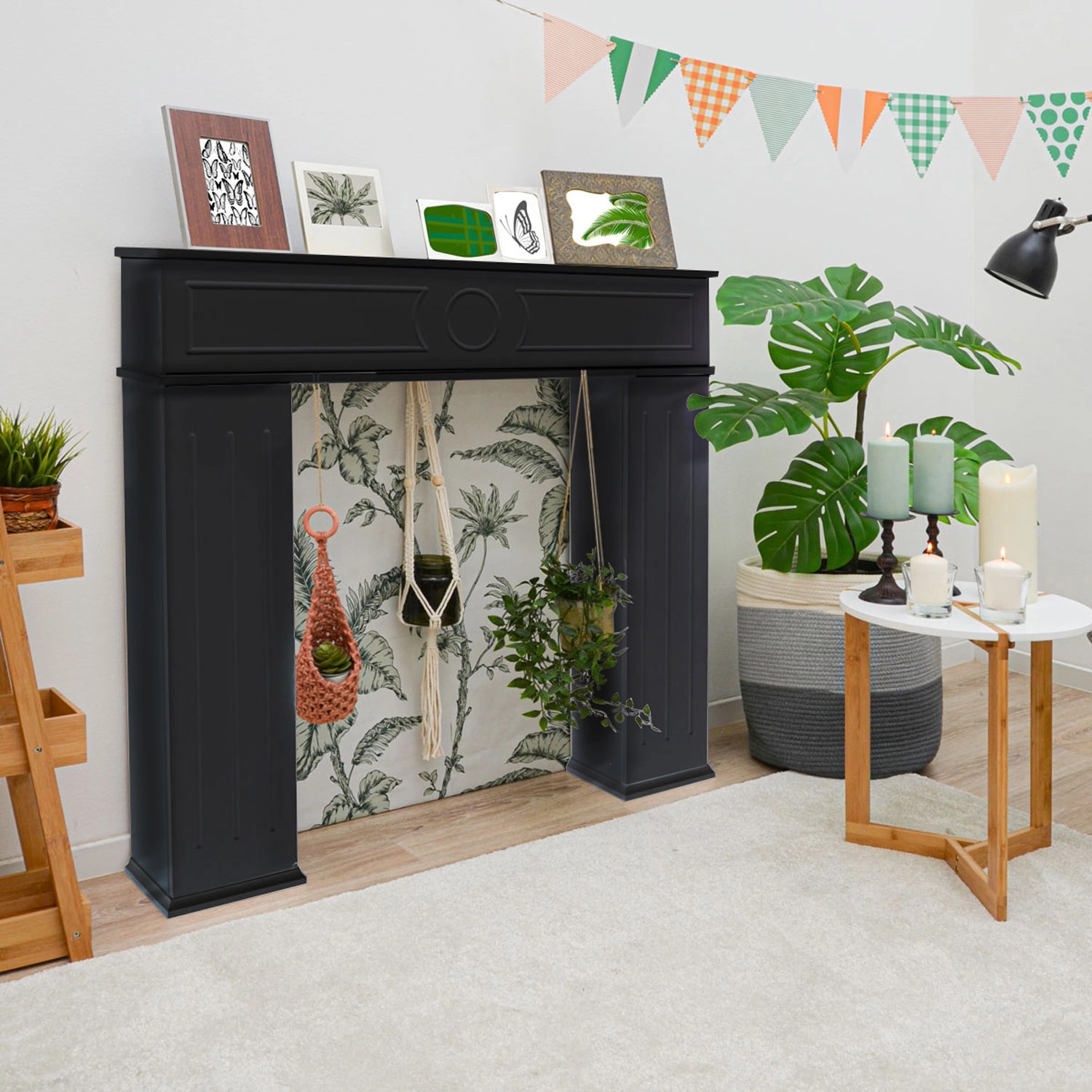 Schwarze DuneDesign Kaminkonsole mit Stauraum, 107x100x19cm, als Dekoelement im Wohnzimmer.