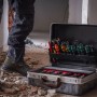 Geöffneter PARAT CLASSIC KingSize CP-7 Werkzeugkoffer mit Werkzeugen auf einer Baustelle.
