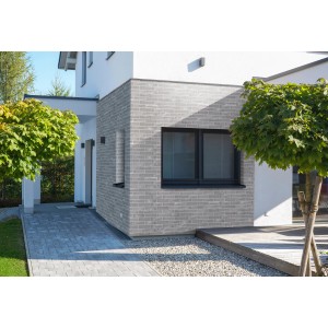 Hauswand mit Elabrick Verblender Ibiza in Grau. Fassadenverkleidung mit Steinoptik.