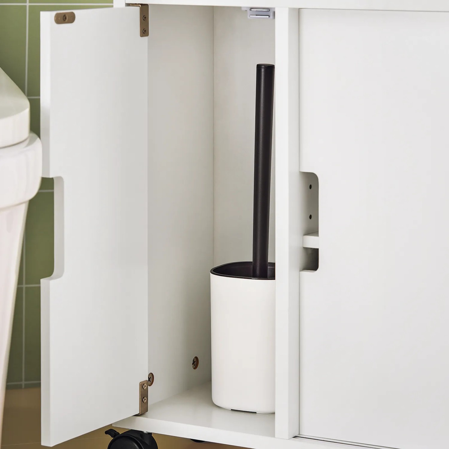 SoBuy Nischenschrank BZR02-W, weiß, mit Toilettenbürste im offenen Fach. Badmöbel auf Rollen.