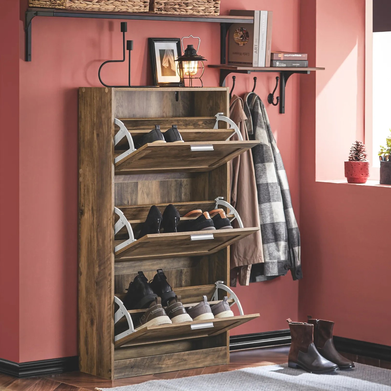 SoBuy Schuhkipper FSR137-L-F, Schuhschrank mit 3 Klappen in Braun mit Schuhen.