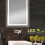 Rechteckiger Lichtspiegel Frame Light 60x80 cm mit LED-Rahmenbeleuchtung im Badezimmer.
