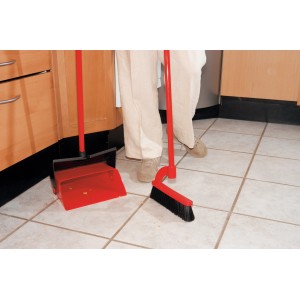 LUX Langstiel Kehrset mit rotem Stiel und schwarzem Kehrblech auf Fliesenboden.