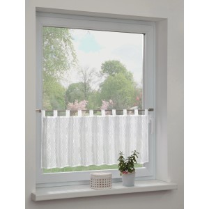 Weiße Sehlbach Bistrogardine Silver Waves mit Schlaufen, 135x45 cm, am Fenster.