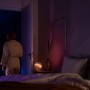 Philips Hue Iris Tischleuchte in Weiß im Schlafzimmer als Nachtlicht.