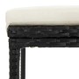 Detailaufnahme Barhocker des vidaXL Gartenbar-Sets, schwarz, mit cremefarbenem Kissen.