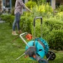 Gardena CleverRoll M Easy Schlauchwagen-Set mit 20m Schlauch und Spritze im Garten.