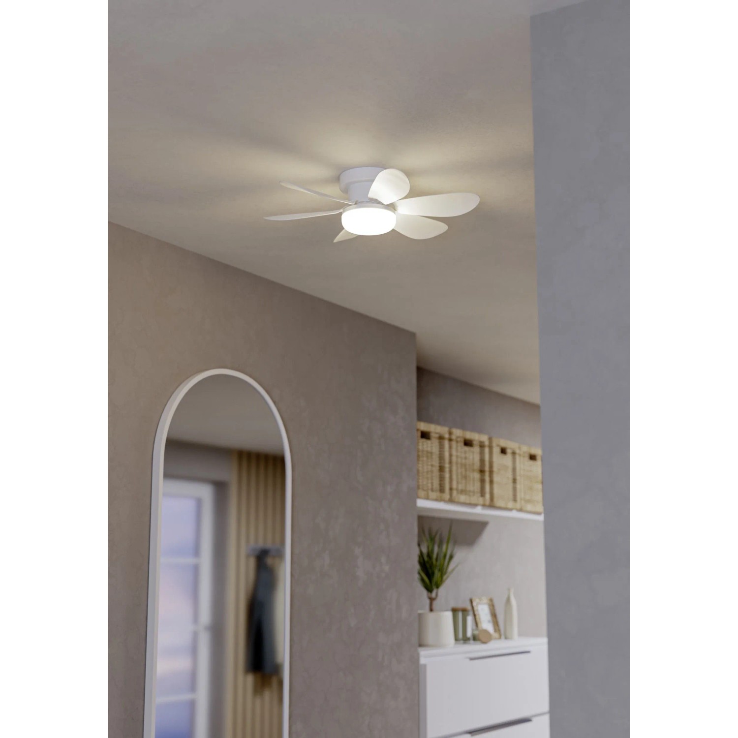 Weißer Eglo LED-Deckenventilator Clovelly (Ø 52cm) mit Flügeln und Beleuchtung.