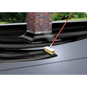 Anwendung von MEM Dachlack (10 l) auf einem Dach mit Kamin. Bitumenflüssigprodukt für den Aussenbereich.