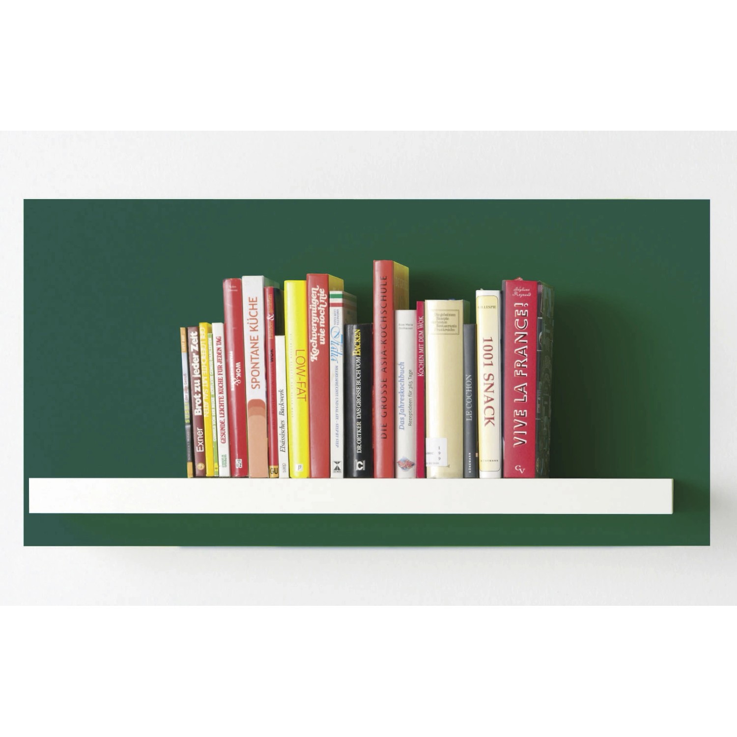 Wand in Deep Green von Alpina Color mit Bücherregal und Büchern.