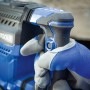 Nahaufnahme eines LUX Abbruchhammers E-AHM-21 mit Hand am Griff.