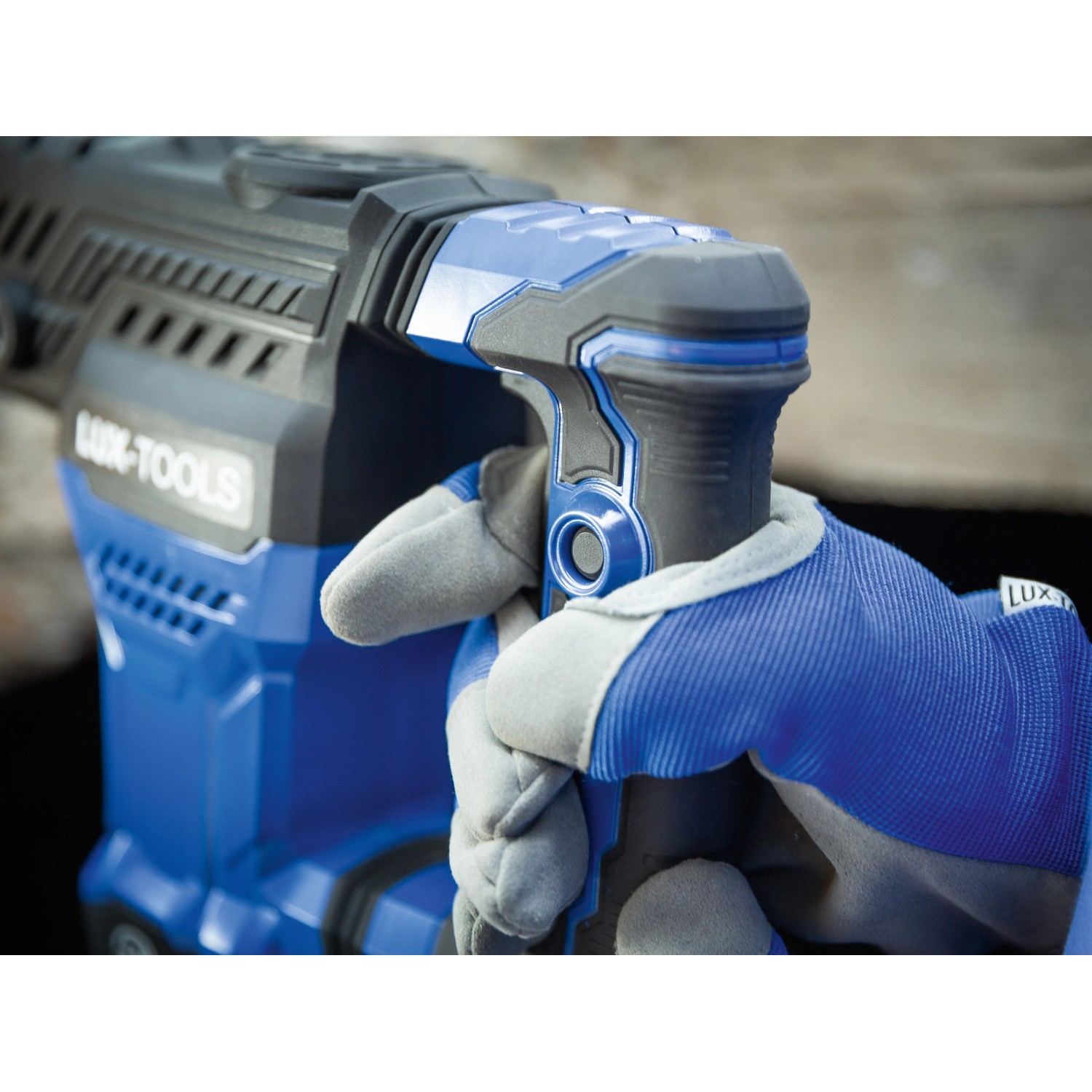 Nahaufnahme eines LUX Abbruchhammers E-AHM-21 mit Hand am Griff.