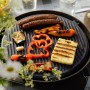 Campingaz 360° Tischgrill Anthrazit mit Grillgut wie Würstchen, Gemüse und Halloumi.