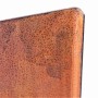 Nahaufnahme einer Ecke der Rostikal Willkommen Spruchtafel. Zeigt die Edelrost Patina des Cortenstahls.