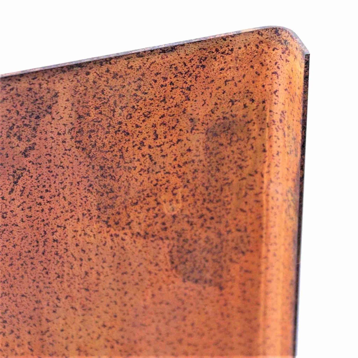 Nahaufnahme einer Ecke der Rostikal Willkommen Spruchtafel. Zeigt die Edelrost Patina des Cortenstahls.