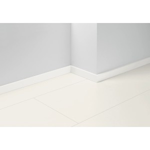 Weiße, wasserfeste Parador Sockelleiste SL 5 (50x16x2200 mm) an Wand und Boden.