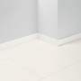 Weiße, wasserfeste Parador Sockelleiste SL 5 (50x16x2200 mm) an Wand und Boden.