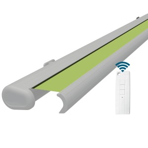 Elektrische Kassettenmarkise in Weiß mit apfelfarbenem Tuch und Fernbedienung.