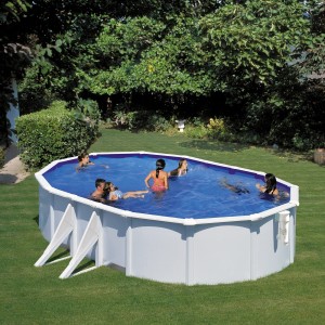 Ovaler Gre Pool Bora Bora (610x375x120 cm) mit Personen im Garten. Stahlwandpool in Weiß mit Leiter.