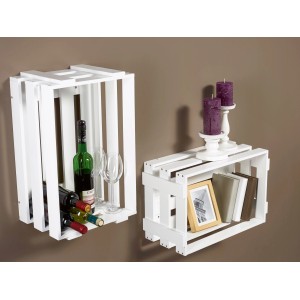 Zwei weiße OBI Weinkisten Gramon als Regal, eine mit Weinflaschen, die andere mit Deko.