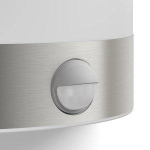 Detailaufnahme: Philips LED-Außenwandleuchte Python Edelstahl mit Bewegungsmelder.