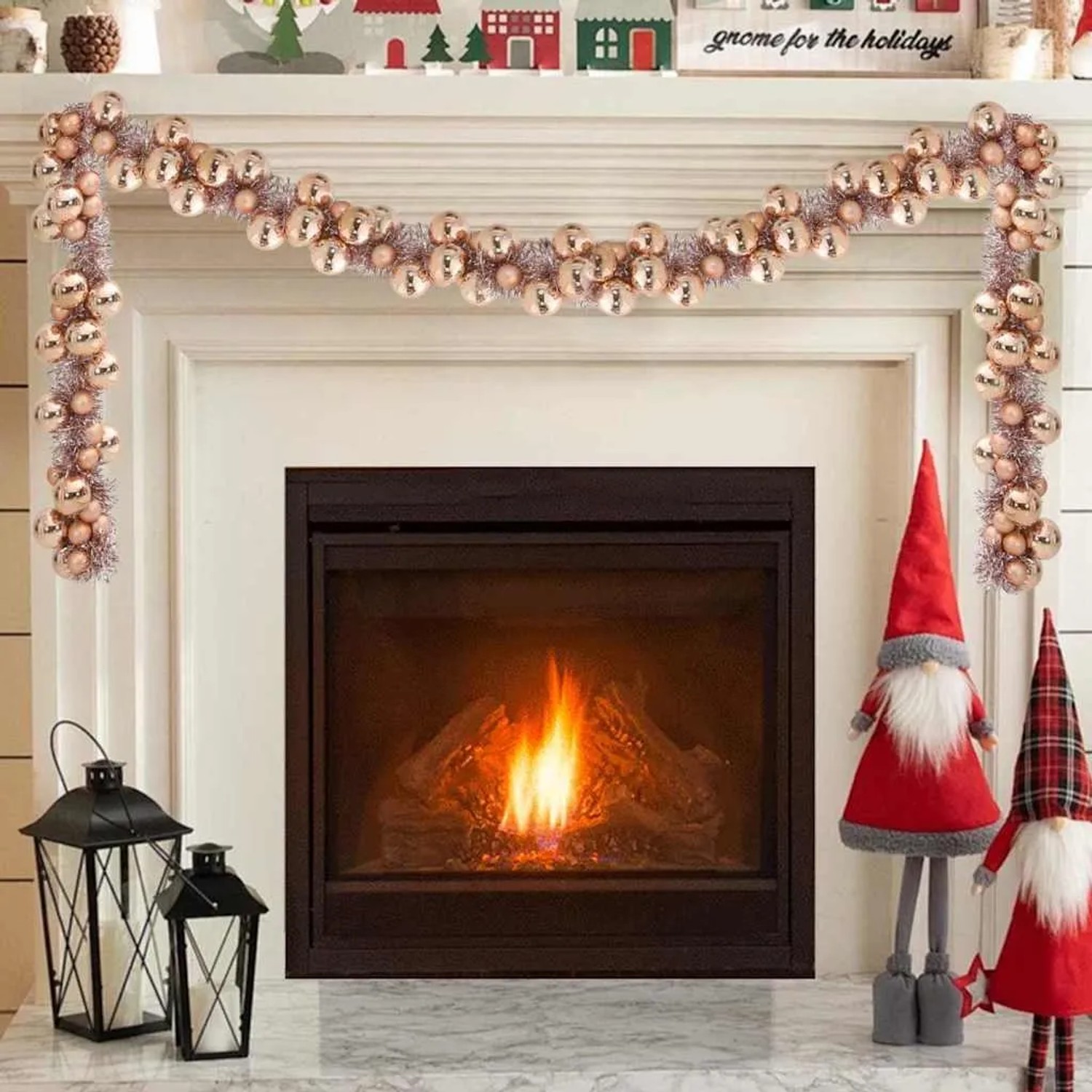 Festliche rose gold Weihnachtskugelgirlande aus Polystyrol, elegant über einem Kamin drapiert. Ideal für Innen & Außen.