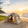 Beiges Relaxdays Campingzelt mit Schnellaufbau am Strand bei Sonnenuntergang. Für 3-4 Personen, mit Moskitonetz.