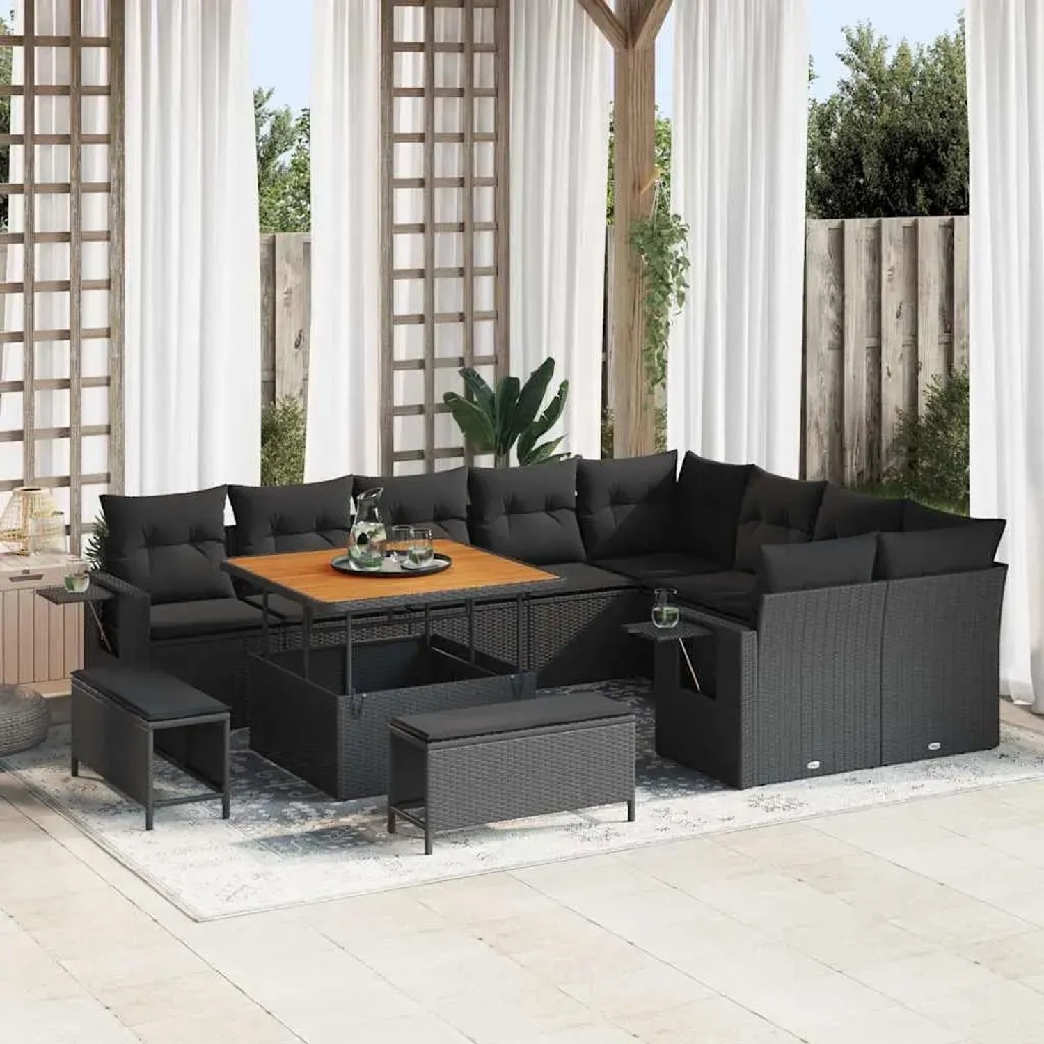Schwarzes 12-teiliges vidaXL Garten-Sofa-Set aus Poly Rattan mit Tisch und Hockern.