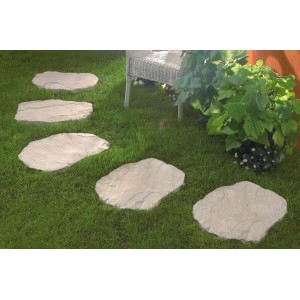 Trittplatten Nativa in Kalksteinoptik als Gartenweg auf Rasen, 56x42x4 cm.