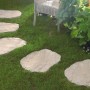 Trittplatten Nativa in Kalksteinoptik als Gartenweg auf Rasen, 56x42x4 cm.
