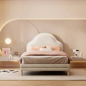 Beiges okwish Polsterbett 90x200 mit LED-Streifen und Wolken-Kopfteil im Kinderzimmer.