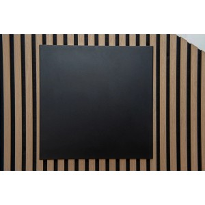 Schwarzes FN Acustico Letterboard, pulverbeschichtet, 450x440x20mm, montiert auf Akustikpaneel.