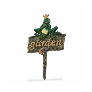 Bunter Gartenstecker aus Gusseisen mit Frosch, goldener Krone, Schnecke und "garden" Schriftzug.