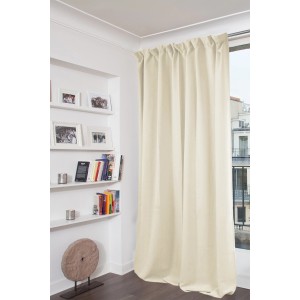 Sandfarbener Moondream Verdunklungsvorhang mit Faltenband, 250x135 cm, vor Fenster.