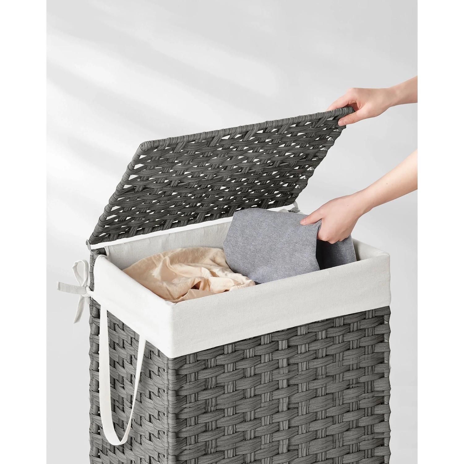 Grauer Songmics Wäschesammler Eliott (90 l) mit Deckel und Wäschesack.